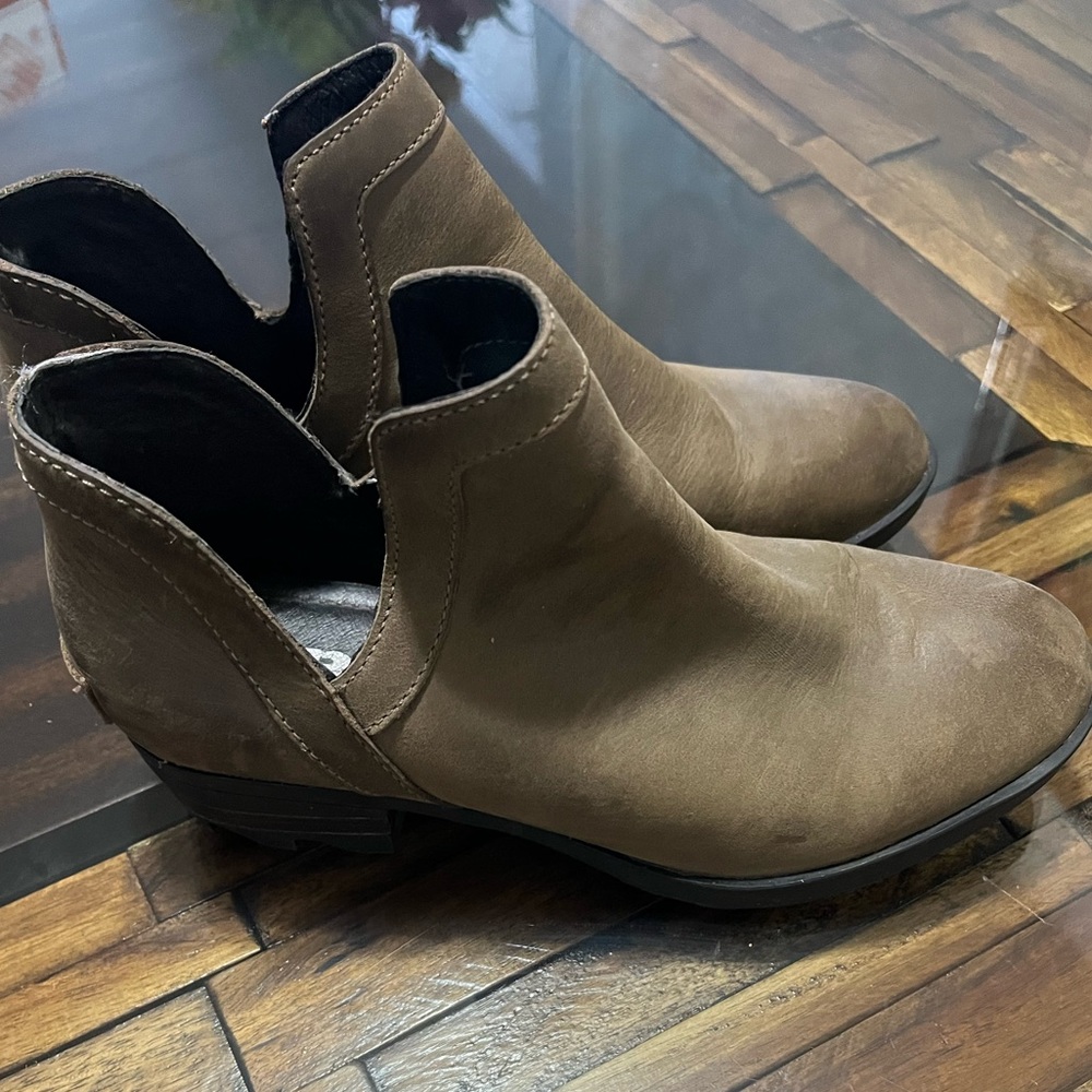 SOREL Lolla ll Brown Leather Cutout Distressed Ankle Booties Size 6